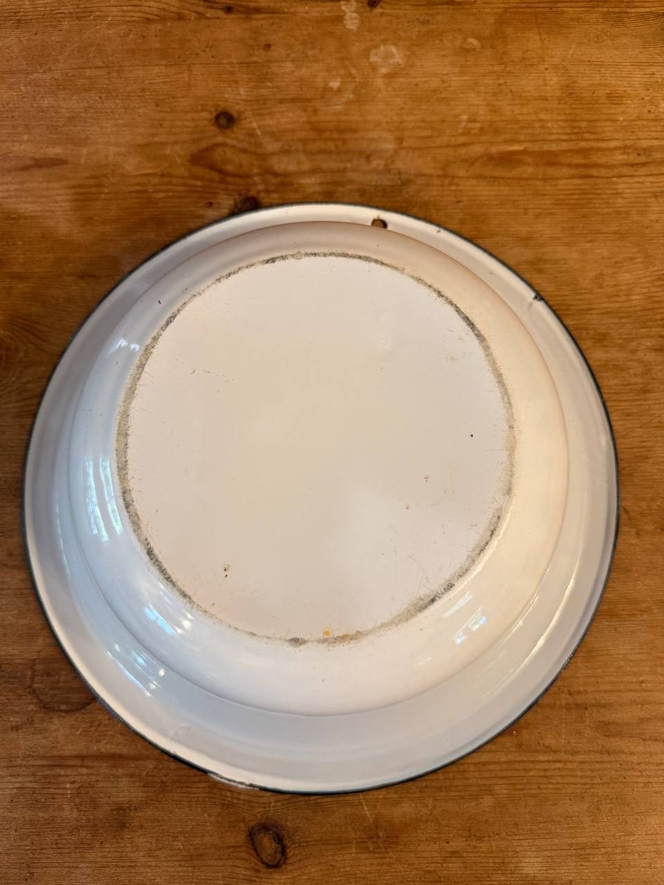 Vintage White Enamelware Wash Basin with Black Rim — 12" — photo 3
