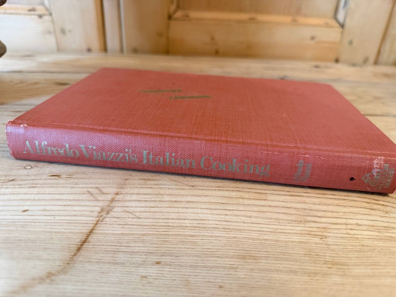 Alfredo Viazzi's Italian Cooking — Random House 1979, Red Cloth with Gilt "AV" Monogram — photo 3