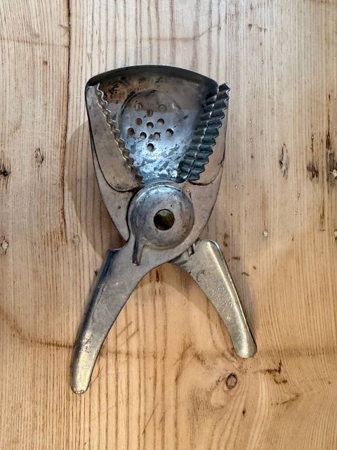 Vintage Vaughan Chicago Cast Aluminum Lemon & Lime Squeezer — Hinged Press