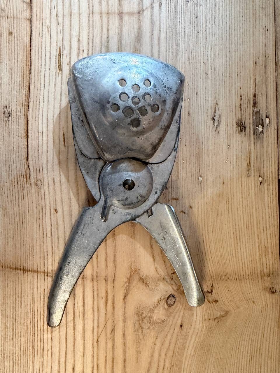 Vintage Vaughan Chicago Cast Aluminum Lemon & Lime Squeezer — Hinged Press — photo 2