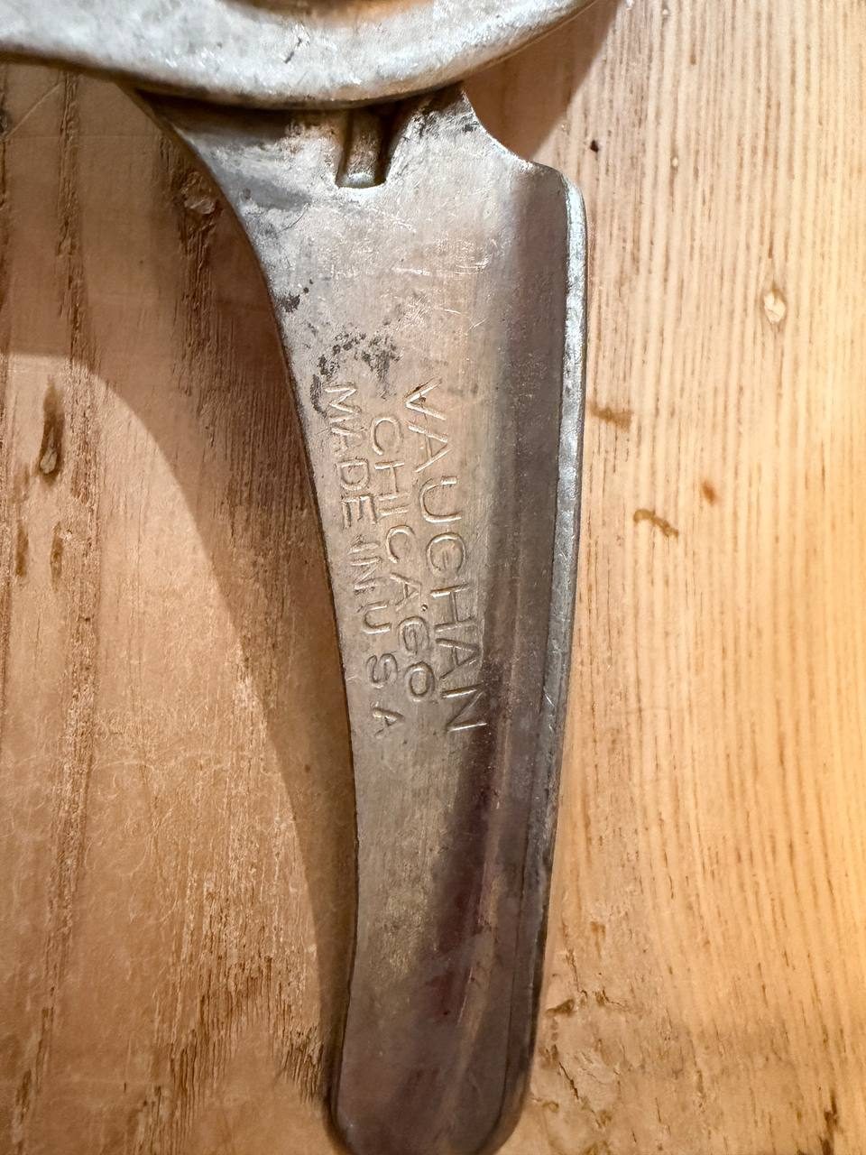 Vintage Vaughan Chicago Cast Aluminum Lemon & Lime Squeezer — Hinged Press — photo 3