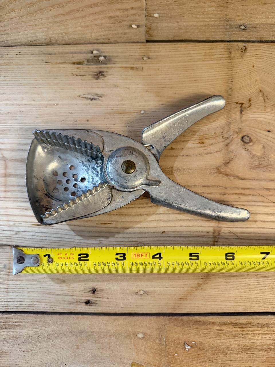 Vintage Vaughan Chicago Cast Aluminum Lemon & Lime Squeezer — Hinged Press — photo 4